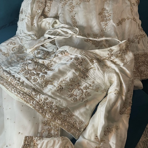 Art of Liza Ivory Bridal Sari with Veil & Readymade blouse - Picture 6 of 12